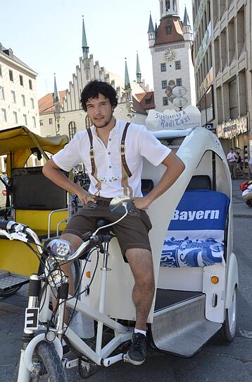 Sportlicher geht&rsquo;s nicht! Constantin hat heute einen acht Stunden Tag. 40 Kilometer legt er dabei mit seiner Rikscha zurück. Das entspricht etwa 80 Kilometern mit einem normalen Fahrrad. Straffes Pensum.
Aber Constantin hat sich vorbereitet: Der Physik-Student hat sich mit Sonnencreme &ndash; Lichtschutzfaktor 50 &ndash; eingeschmiert und trinkt mehr als sechs Liter Wasser am Tag. Auf die Toilette muss er nicht: &bdquo;Das schwitze ich alles raus&ldquo;, sagt er und lacht.