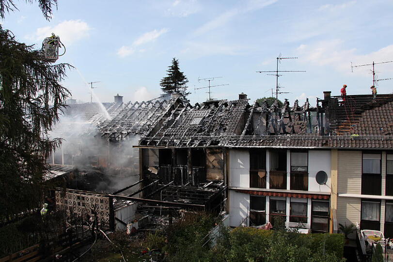 Rauchschwaden in Eiselfing: Ein Wohnhaus steht in Flammen.