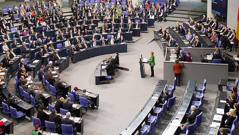 Immer weniger Menschen interessieren sich für die, im Bundestag abgehandelten, Beschlüsse. Immer weniger Menschen interessieren sich für die, im Bundestag abgehandelten, Beschlüsse.