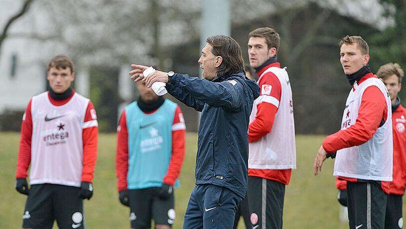 Martin Schmidt, der ehemalige U23-Trainer vom FSV Mainz 05, trainierte am Dienstag schon das erste Mal die Profis. Laut Vorstand ist Schmidt keine Interims-Lösung. Martin Schmidt, der ehemalige U23-Trainer vom FSV Mainz 05, trainierte am Dienstag schon das erste Mal die Profis. Laut Vorstand ist Schmidt keine Interims-Lösung.