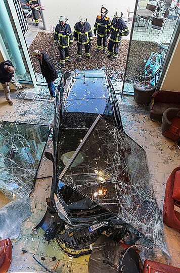 Das Auto krachte in die Glasscheibe einer Hamburger Klinik. Neun Personen wurden verletzt.