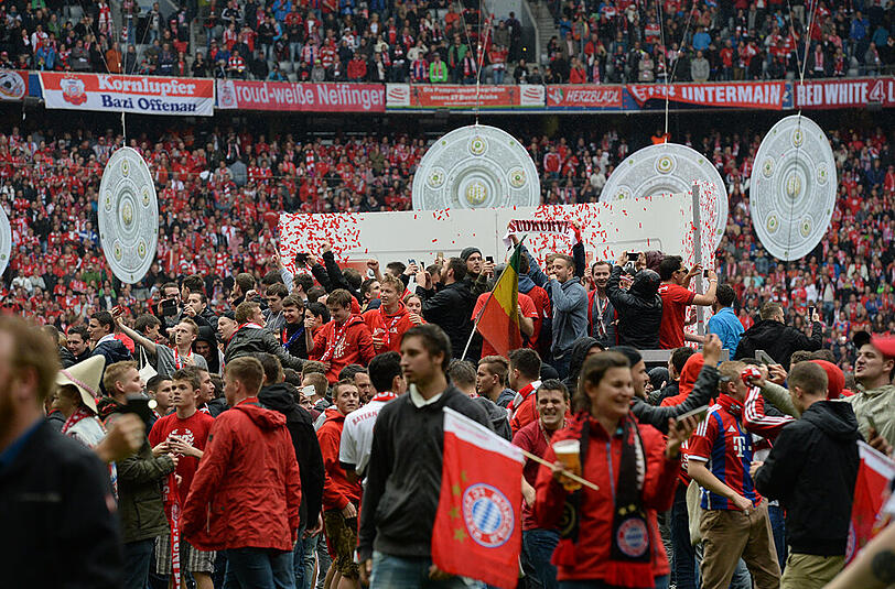 Bayern-Fans stürmen während der Meisterfeier den Rasen. Wie gefährlich war diese Aktion für die Spieler?