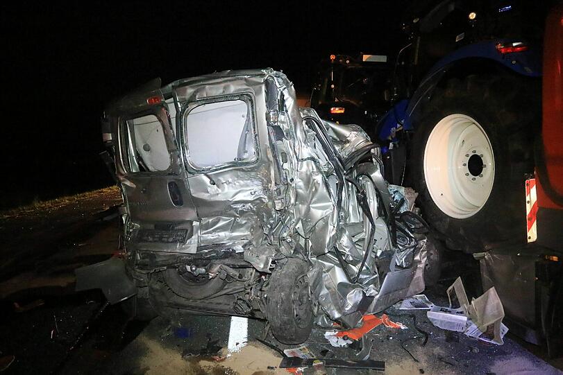 Es grenzt an ein Wunder, dass der Fahrer des Transporters diesen Unfall überlebt hat.