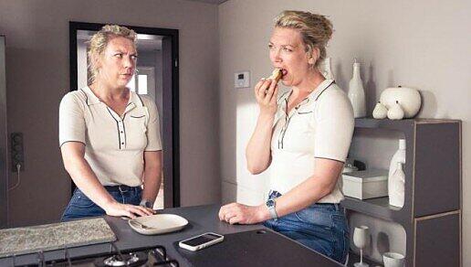 Es ist einfach brillant, wie sich Lina Beckmann als neurotische Luisa (links) und unbedarfte Ann doppelt produziert.
