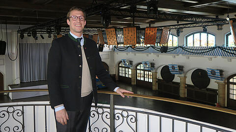 An der Decke prangt die neue moderne Licht- und Tontechnik: Wirt Ludwig Reinbold auf der Empore seines renovierten Festsaals.