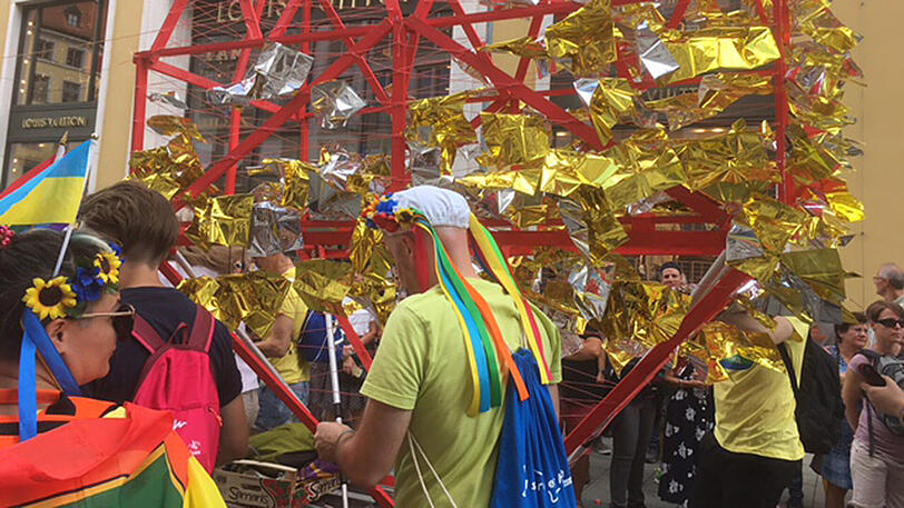 Muniqyiv - Munich Kiew queer: Ein interaktives Herz, an das die Passanten und CSD-Teilnehmer auf Gold- und Silberfolie geschrieben festhielten, wen oder was sie lieben.