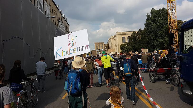 Motto: ausspekuliert! Am Samstag kamen um die 10.000 Menschen zur großen Demo gegen Spekulanten, Mietwahnsinn und für mehr Mieterschutz nach München.