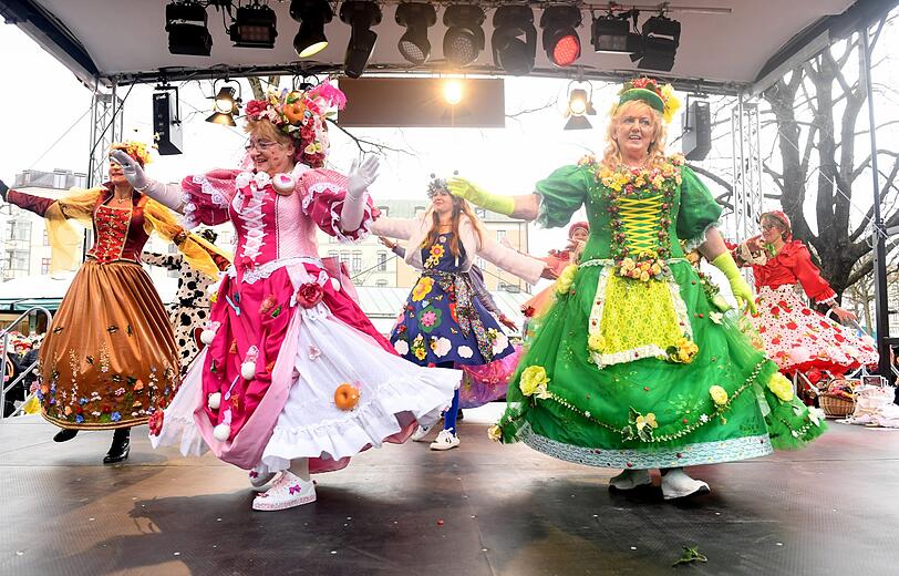 Marktfrauen tanzen am Faschingsdienstag beim Tanz der Marktweiber auf dem Viktualienmarkt auf einer Bühne.