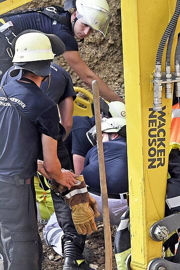 Rund zwei Dutzend Rettungskräfte halfen zusammen, um den Bauarbeiter aus der Baugrube zu befreien - die Bilder der dramatischen Rettung am Donnerstag.