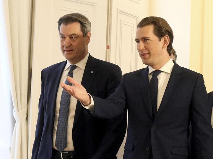 Markus Söder (CSU, l) wird von Sebastian Kurz (ÖVP) in einen Saal im Bundeskanzleramt geführt. Foto: Ronald Zak/APA/dpa/Archivbild