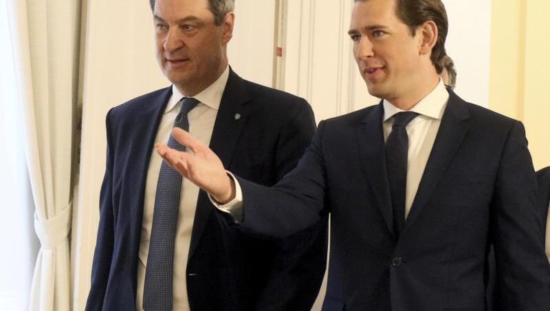 Markus Söder (CSU, l) wird von Sebastian Kurz (ÖVP) in einen Saal im Bundeskanzleramt geführt. Foto: Ronald Zak/APA/dpa/Archivbild Markus Söder (CSU, l) wird von Sebastian Kurz (ÖVP) in einen Saal im Bundeskanzleramt geführt. Foto: Ronald Zak/APA/dpa/Archivbild