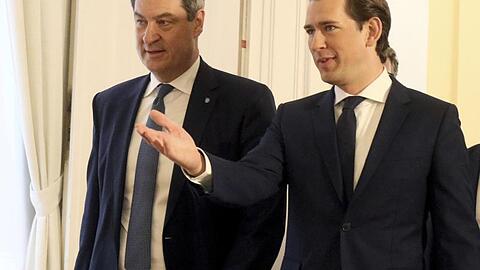 Markus Söder (CSU, l) wird von Sebastian Kurz (ÖVP) in einen Saal im Bundeskanzleramt geführt. Foto: Ronald Zak/APA/dpa/Archivbild