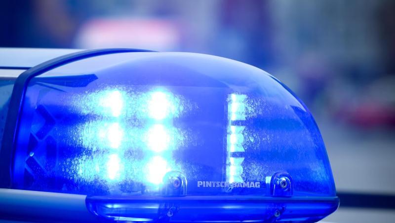 Das Blaulicht an einem Polizeiauto leuchtet. Foto: Patrick Pleul/dpa/Symbolbild Das Blaulicht an einem Polizeiauto leuchtet. Foto: Patrick Pleul/dpa/Symbolbild