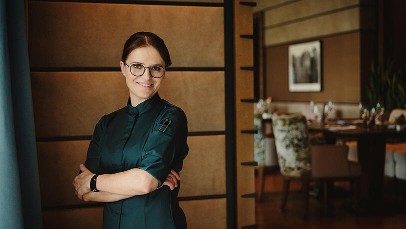 Sternek&ouml;chin Cornelia Fischer vom Restaurant &Uuml;berfahrt in Rottach-Egern am Tegernsee. Am 23. Juni 2026 ist das Lokal unter ihrer F&uuml;hrung erneut mit einem Michelin-Stern ausgezeichnet worden.