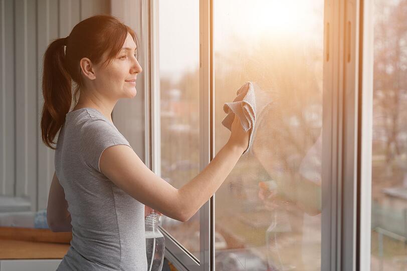 Das Fensterputzen ist eine Aufgabe, die viele Menschen gerne mal vergessen. Denn erst, wenn die Sommersonne ins Zimmer scheint, fallen kleinere Verschmutzungen auf. Dennoch sollten Sie nicht sofort zum Putzlappen greifen: Bei starker Sonneneinstrahlung trocknen Wasser und Glasreiniger n&auml;mlich schneller. Das wiederum hinterl&auml;sst Schlieren.