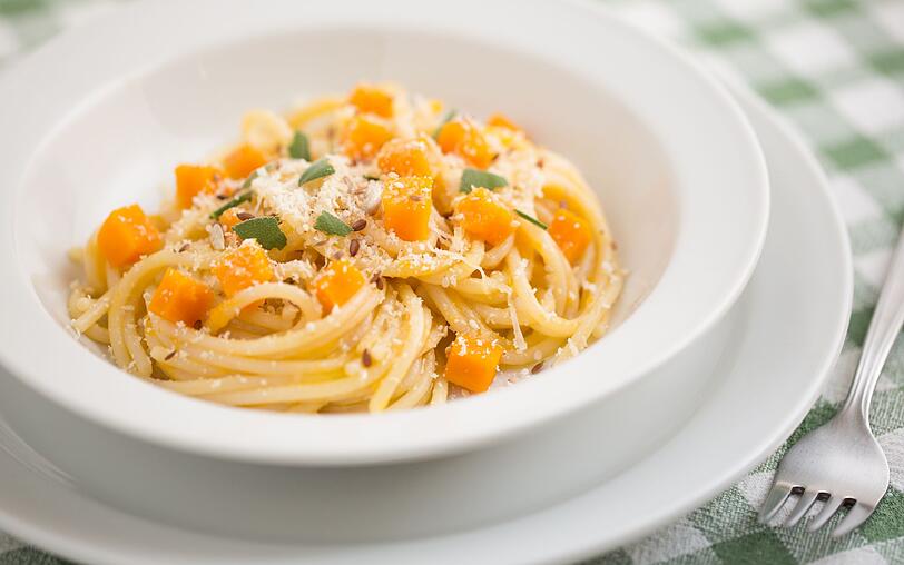 Sie können Nudeln mit Tomatensoße nicht mehr sehen? Dann probieren Sie es doch mal mit Kürbis als Beilage zur Pasta. Entweder Sie verarbeiten das orangene Gemüse zu einer Soße oder garnieren Ihre Nudeln mit angebratenen Kürbisstücken. Auch eine Kürbis-Carbonara ist eine tolle Abwechslung zu üblichen Pasta-Gerichten. Sie können Nudeln mit Tomatensoße nicht mehr sehen? Dann probieren Sie es doch mal mit Kürbis als Beilage zur Pasta. Entweder Sie verarbeiten das orangene Gemüse zu einer Soße oder garnieren Ihre Nudeln mit angebratenen Kürbisstücken. Auch eine Kürbis-Carbonara ist eine tolle Abwechslung zu üblichen Pasta-Gerichten.