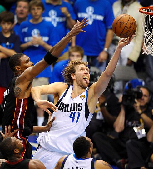 Dirk Nowitzki führt seine Dallas Mavericks zum dritten Sieg in der Best-of-Seven Serie. Die Mavs führen damit mit 3:2 gegen die Miami Heat.