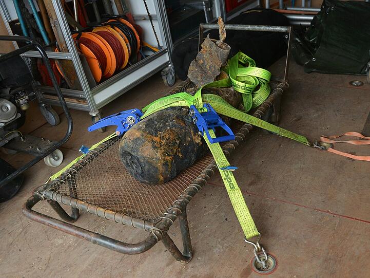 Die entschärfte 100 kg-Bombe kurz vor ihrem Abtransport.