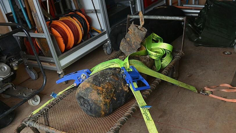 Die entschärfte 100 kg-Bombe kurz vor ihrem Abtransport. Die entschärfte 100 kg-Bombe kurz vor ihrem Abtransport.