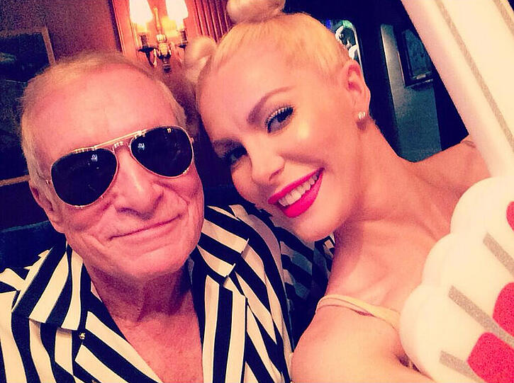 Auch Hugh Hefner und seine Frau Crystal springen auf den Miley-Zug auf und gehen als Miley Cyrus und Robin Thicke.