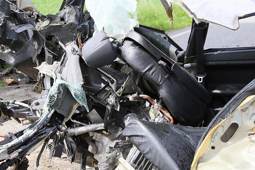 Das Auto ist vollkommen zerstört. Wieso der Fahrer mit seinem Fahrzeug gegen einen Baum prallte, ist bisher noch unklar.