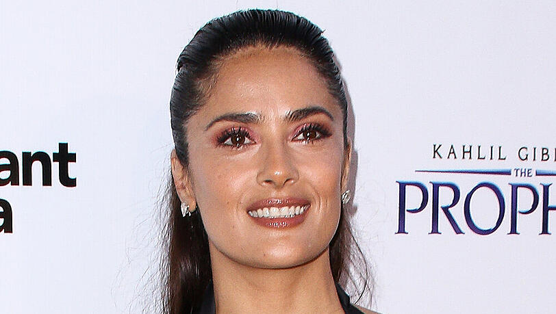 Salma Hayeks Haut sieht um einiges jünger aus als 48 Jahre Salma Hayeks Haut sieht um einiges jünger aus als 48 Jahre