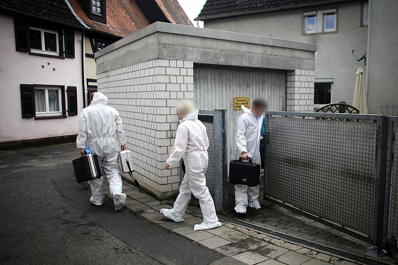 Beamte des Hessischen Landeskriminalamtes verlassen in Schwalbach am Taunus einen Fundort, an dem Leichenteile entdeckt worden sind. (Archiv)