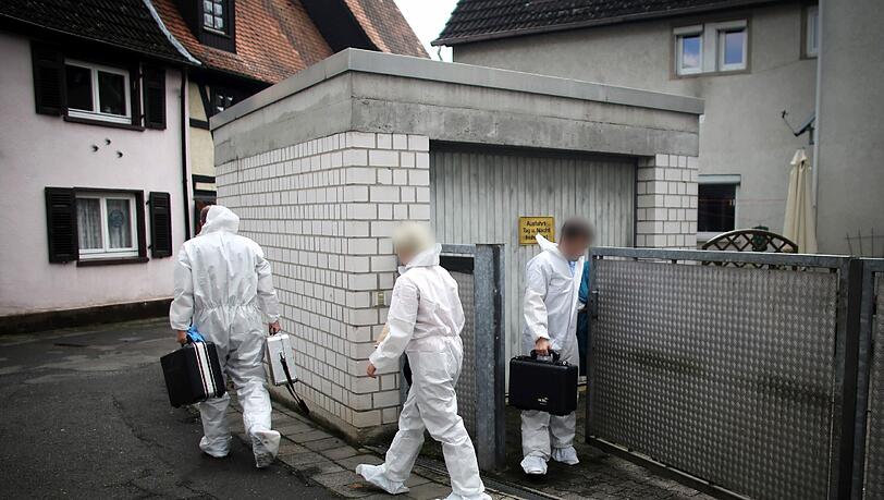 Beamte des Hessischen Landeskriminalamtes verlassen in Schwalbach am Taunus einen Fundort, an dem Leichenteile entdeckt worden sind. (Archiv) Beamte des Hessischen Landeskriminalamtes verlassen in Schwalbach am Taunus einen Fundort, an dem Leichenteile entdeckt worden sind. (Archiv)