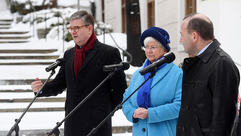 Der britische EU-Kommissar für Sicherheit, Julian King (l-r), die CSU-Landesgruppenvorsitzende im Bundestag Gerda Hasselfeldt und der stellvertretende CSU-Vorsitzende Manfred Weber in Seeon.