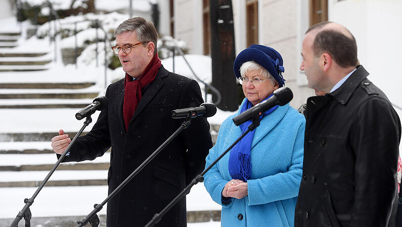 Der britische EU-Kommissar für Sicherheit, Julian King (l-r), die CSU-Landesgruppenvorsitzende im Bundestag Gerda Hasselfeldt und der stellvertretende CSU-Vorsitzende Manfred Weber in Seeon. Der britische EU-Kommissar für Sicherheit, Julian King (l-r), die CSU-Landesgruppenvorsitzende im Bundestag Gerda Hasselfeldt und der stellvertretende CSU-Vorsitzende Manfred Weber in Seeon.