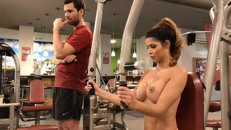 Honey spielt den strengen Fitnesstrainer