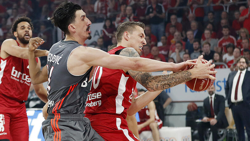 Der Bamberger Daniel Theis (rechts) behauptet den Ball gegen den Münchner Nihad Djedovic.