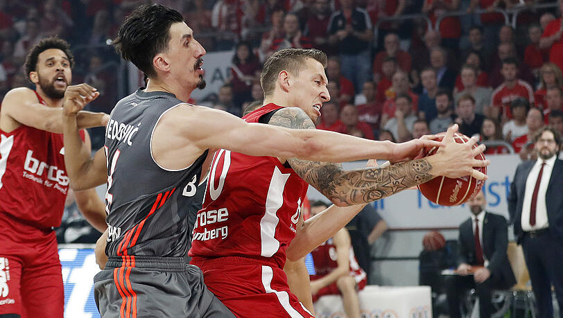 Der Bamberger Daniel Theis (rechts) behauptet den Ball gegen den Münchner Nihad Djedovic. Der Bamberger Daniel Theis (rechts) behauptet den Ball gegen den Münchner Nihad Djedovic.