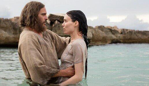 Jesus (Joaquin Phoenix) und Maria (Rooney Mara) begegnen sich erst spät in Jesus' Leben.