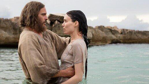 Jesus (Joaquin Phoenix) und Maria (Rooney Mara) begegnen sich erst spät in Jesus' Leben.