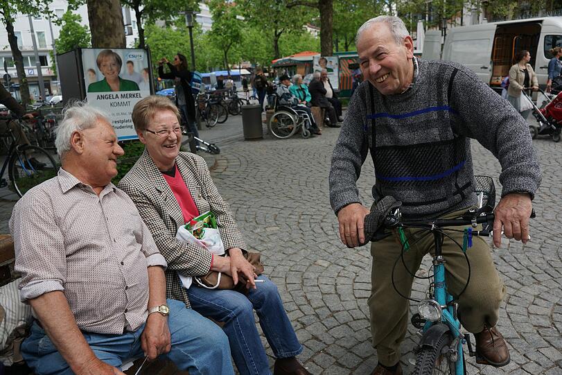 Drei, die sich verstehen. Im Hintergrund lächelt gütig Angela Merkel. Die war aber nicht in Neuhausen, sondern in Trudering.