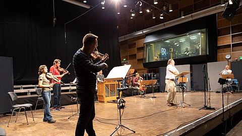 Christian Gerhaher (rechts) mit Musikern des BR-Symphonieorchesters bei einer Probe für Bachs Kantate &bdquo;Ich habe genug&ldquo;.