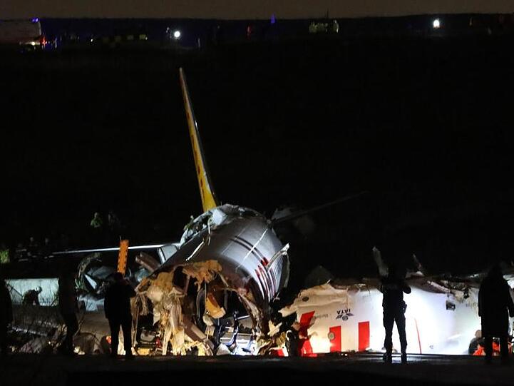 Rettungskräfte an einem Flugzeug, das am Istanbuler Flughafen von der Landebahn abgekommen war und Feuer gefangen hatte.