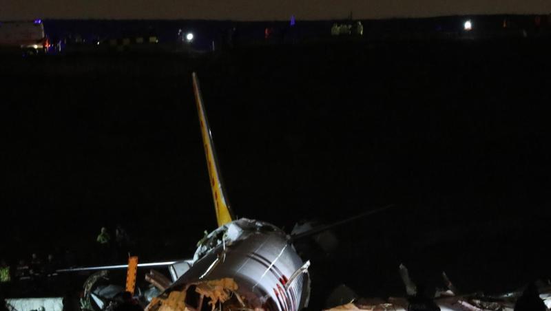 Rettungskräfte an einem Flugzeug, das am Istanbuler Flughafen von der Landebahn abgekommen war und Feuer gefangen hatte.