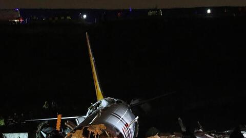 Rettungskräfte an einem Flugzeug, das am Istanbuler Flughafen von der Landebahn abgekommen war und Feuer gefangen hatte.