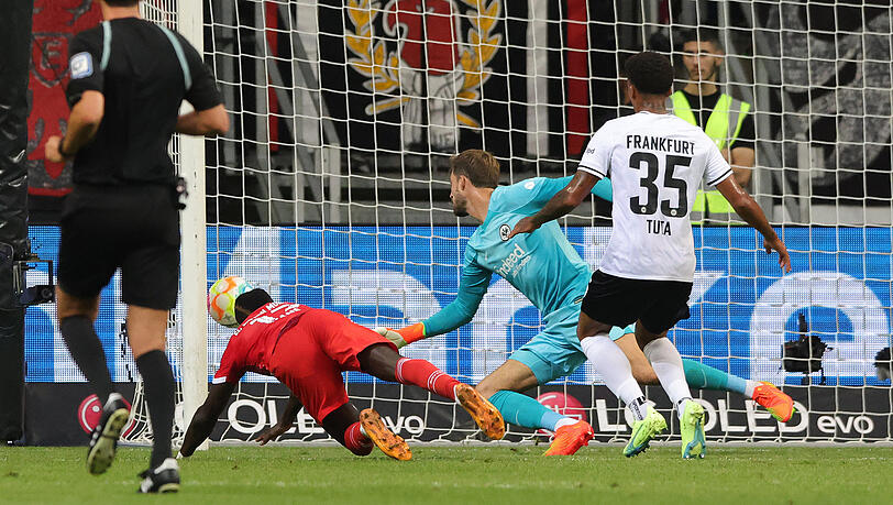 Zweites Tor im zweiten Spiel: Sadio Mané trifft locker per Kopf zum zwischenzeitlichen 3:0 für die Bayern in Frankfurt. Zweites Tor im zweiten Spiel: Sadio Mané trifft locker per Kopf zum zwischenzeitlichen 3:0 für die Bayern in Frankfurt.