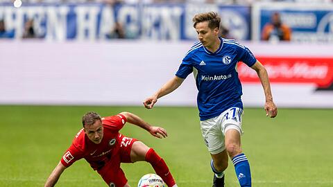 Cedric Brunner (r) und der FC Schalke trennten sich von Mario Götze und Eintracht Frankfurt 2:2.