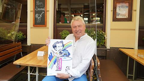 Dietmar Holzapfel mit dem Logo des Vereins, den der Deutsche-Eiche-Wirt 2019 gründete. (Archivbild)
