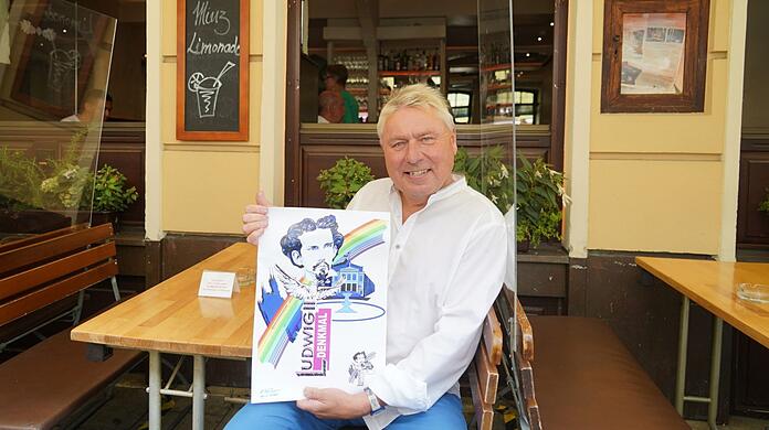 Dietmar Holzapfel mit dem Logo des Vereins, den der Deutsche-Eiche-Wirt 2019 gründete. (Archivbild)