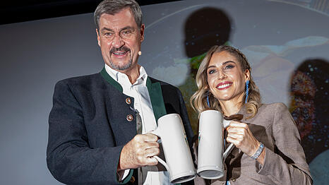 Cathy Hummels mit Ministerpräsident Markus Söder bei "Cathys Stammtisch".