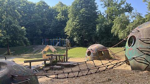 An vielen Münchner Spielplätzen wie hier an der Fleischerstraße gibt es seit diesem Jahr überhaupt keine Toiletten-Möglichkeit mehr.