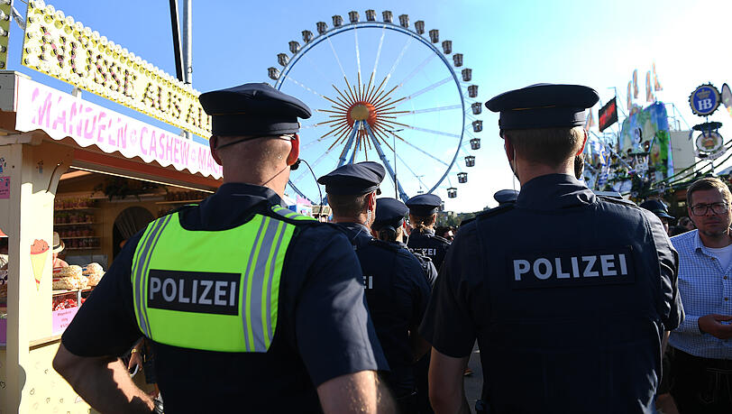 Die 21-Jährige wandte sich nach der Tat an in der Nähe befindliche Polizeibeamte, der unbekannte Mann konnte flüchten. (Symbolbild)