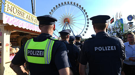 Die 21-Jährige wandte sich nach der Tat an in der Nähe befindliche Polizeibeamte, der unbekannte Mann konnte flüchten. (Symbolbild)