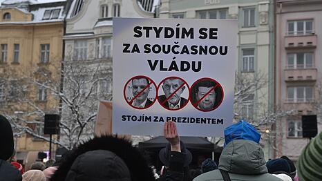 "Ich sch&auml;me mich f&uuml;r die gegenw&auml;rtige Regierung", steht auf diesem Transparent. In ganz Tschechien demonstrierten Tausende f&uuml;r Pr&auml;sident Pavel in seinem Machtkampf gegen eine rechtspopulistische Regierungspartei.
