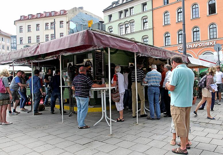 Großer Andrang an Teltschiks Wurststandl auf dem Viktualienmarkt. Kaum ein Passant, der Jamie Oliver nicht erkennt.